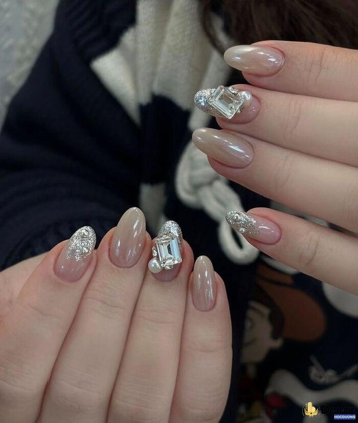 nail đính đá dark vibe