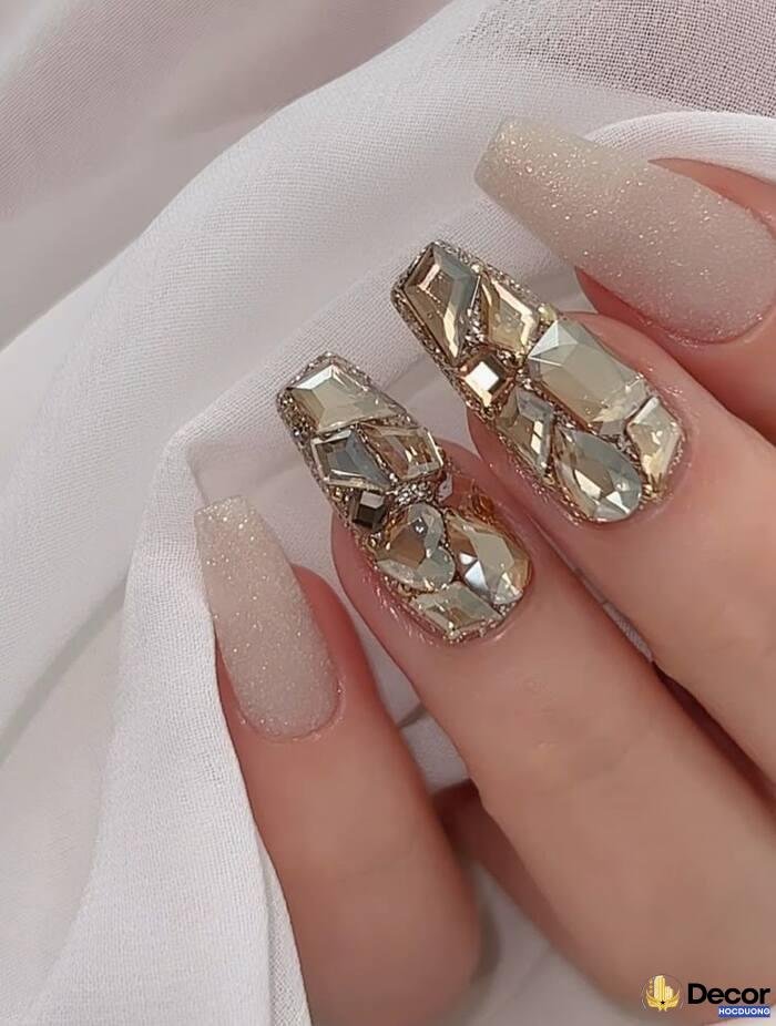 nail đính đá phong cách cool