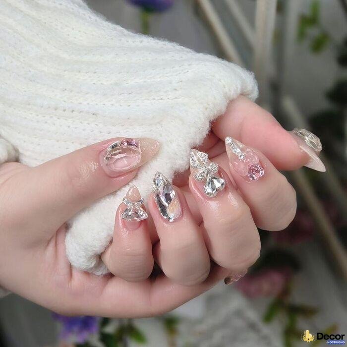 nail gắn đá dáng nhọn