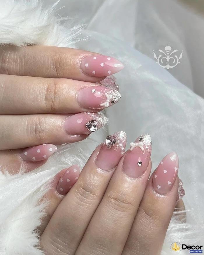 almond nails phong cách