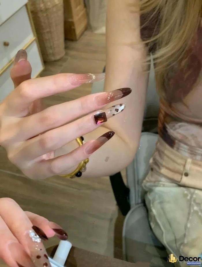 mẫu nail màu nâu cá tính hd