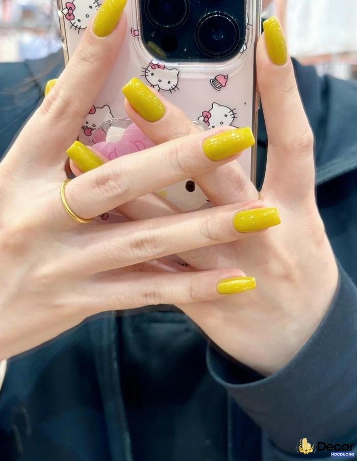 mẫu nail màu vàng nét