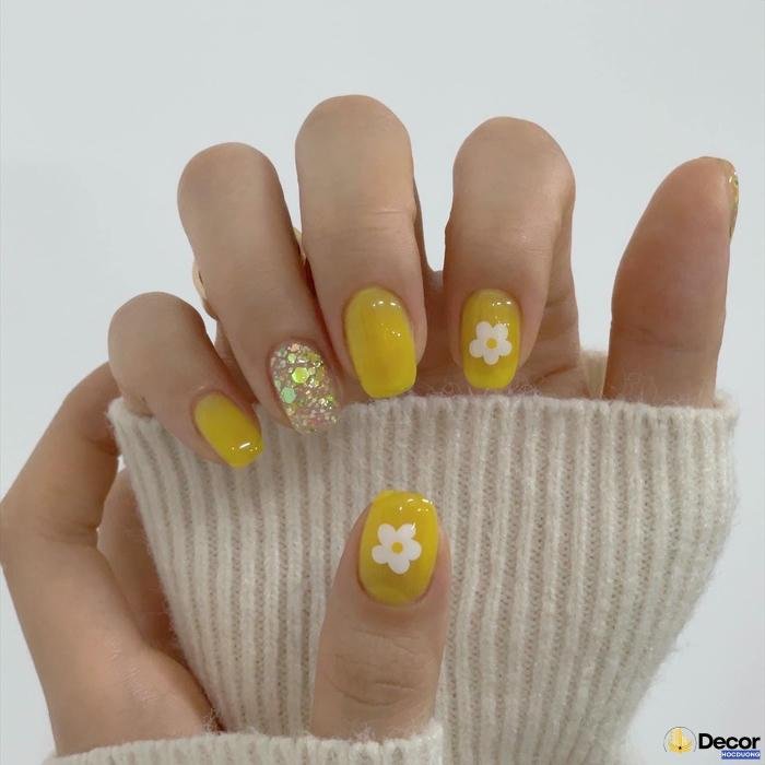 mẫu nail màu vàng sang chảnh 4k