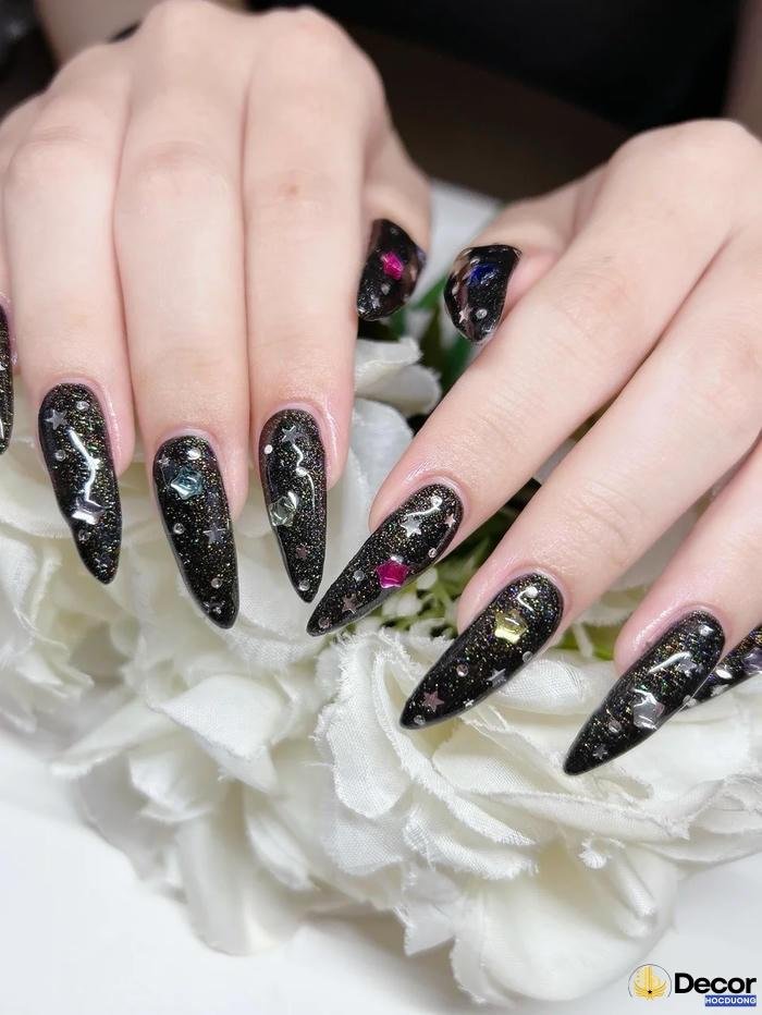 nail đen cá tính