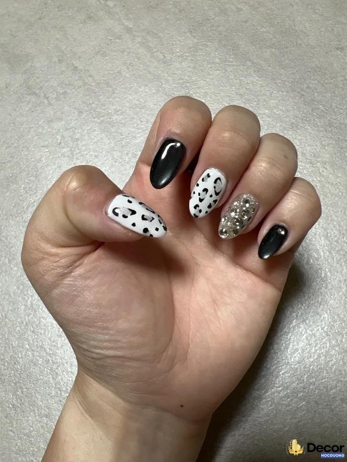 nail đen trắng hiện đại