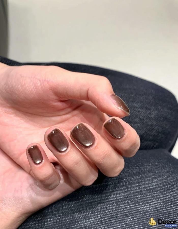 nail màu nâu đính đá tinh tế 4k