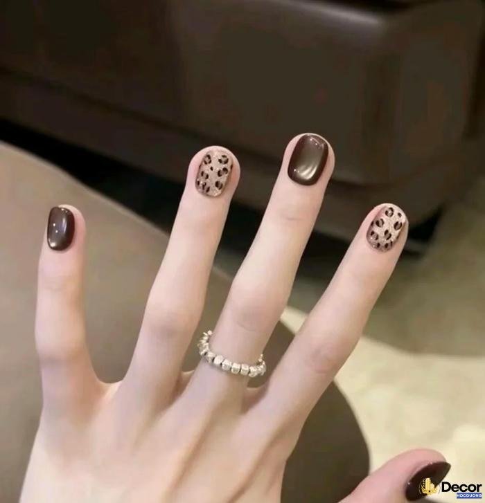 nail màu nâu vẽ họa tiết nét