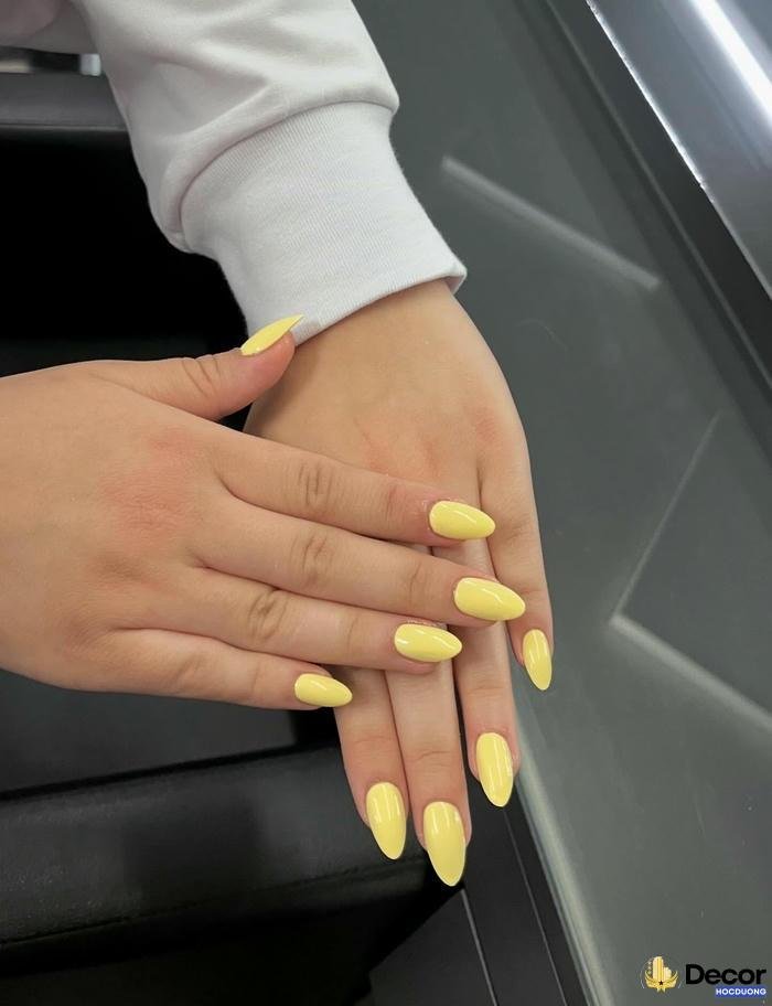 nail màu vàng mù tạt thời thượng 4k