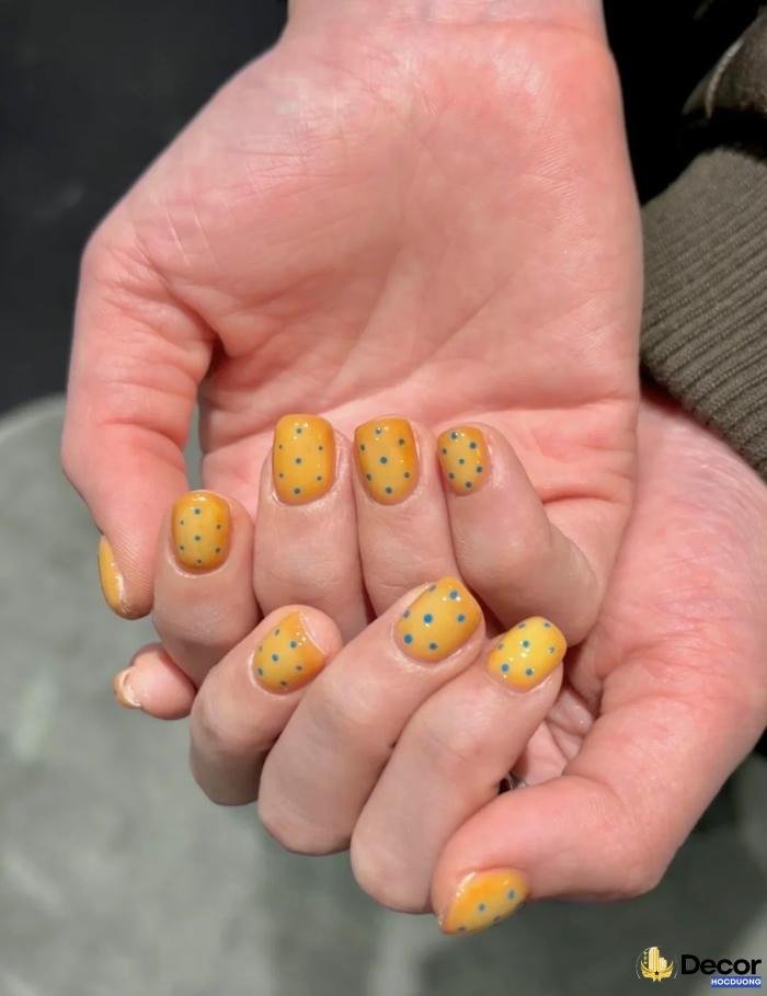nail màu vàng