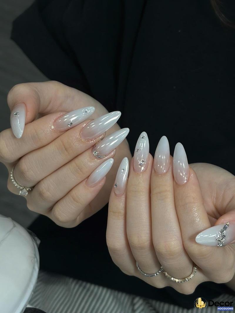 nail trắng đính đá sang trọng hd siêu nét