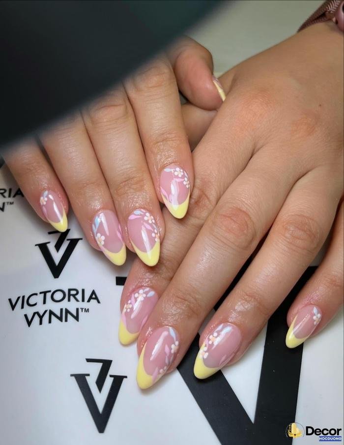 nail vàng phong cách mùa hè nét