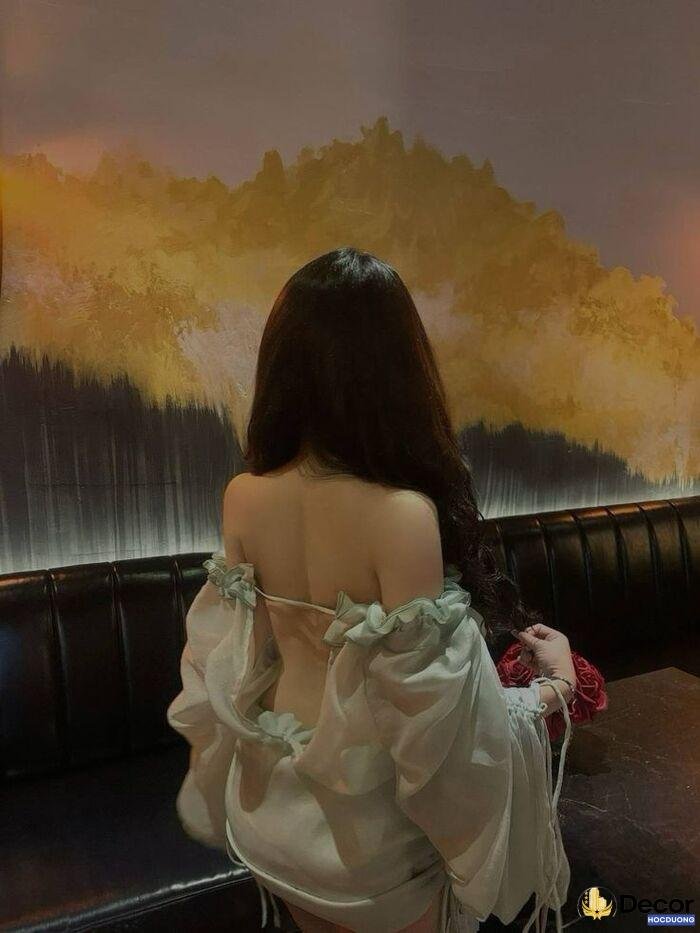 Gái xinh quay lưng dáng đi cực slay