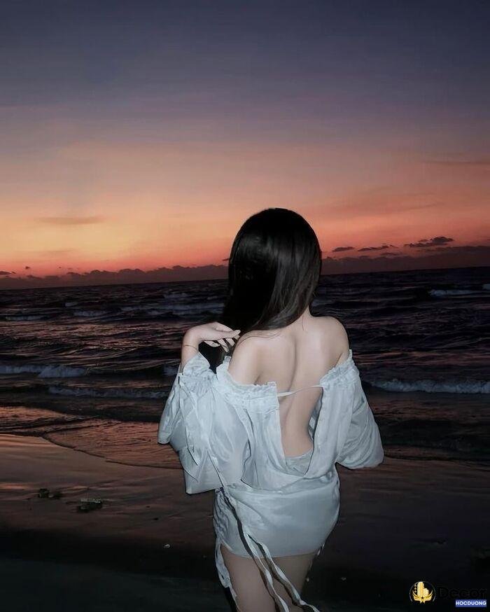 Gái xinh quay lưng giữa background thơ mộng