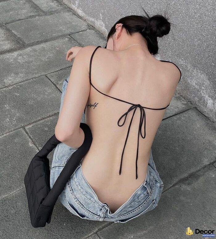 Gái xinh quay lưng giữa phố đêm