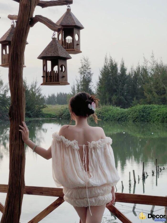 Gái xinh quay lưng khoảnh khắc nghệ thuật