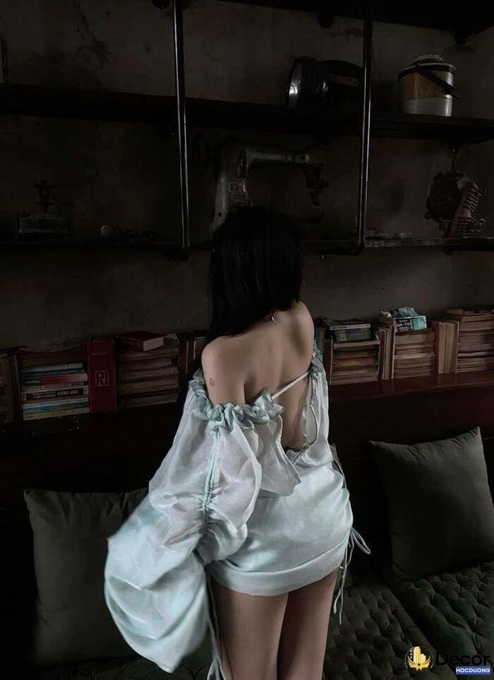 Gái xinh quay lưng khoe đường cong mê hoặc