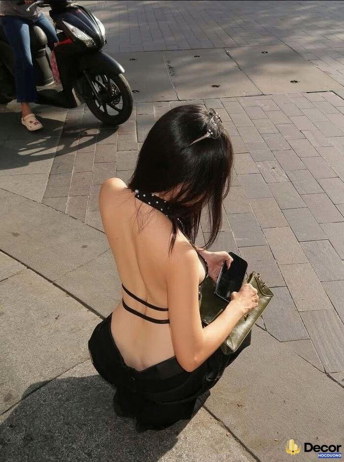 Gái xinh quay lưng khoe lưng trần quyến rũ