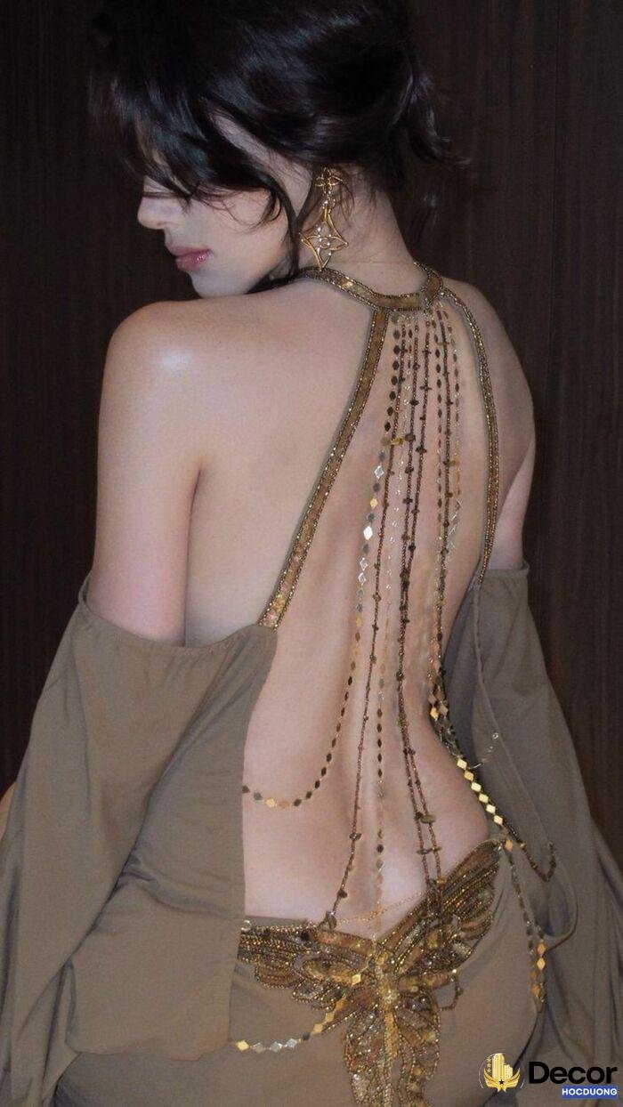 Gái xinh quay lưng mood chill