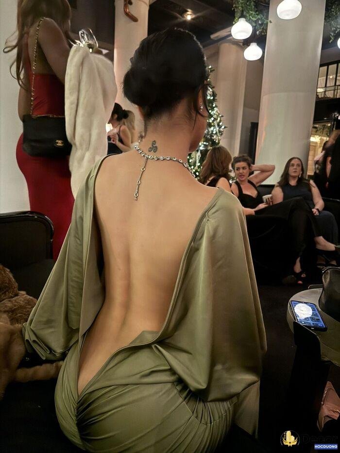 Gái xinh quay lưng nhìn là mê