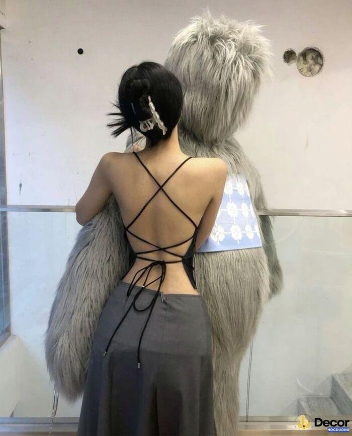 Gái xinh quay lưng outfit mùa hè cuốn hút