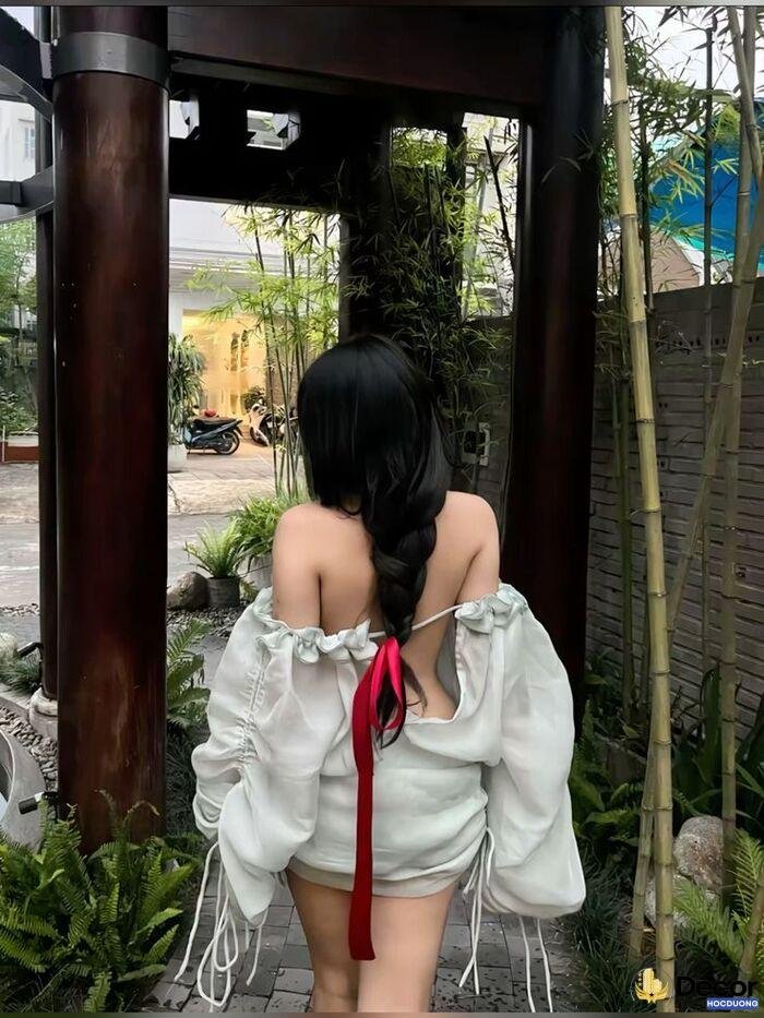 Gái xinh quay lưng thần thái cuốn hút