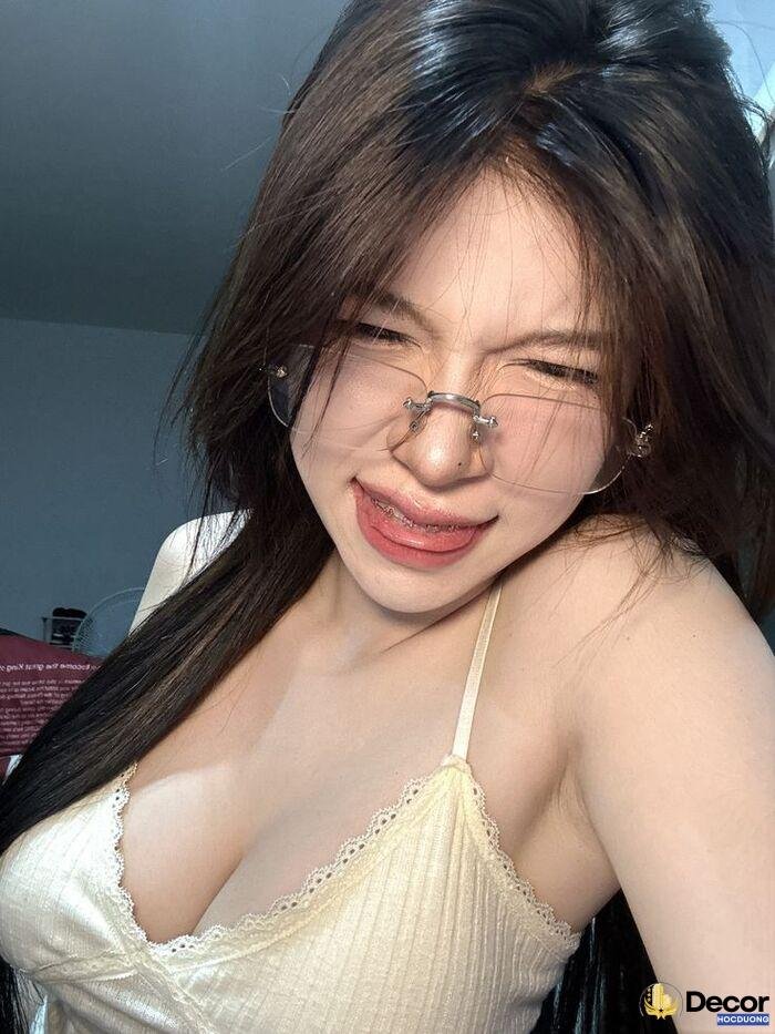Gái xinh vú to thần thái cuốn hút