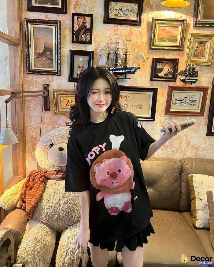 ảnh gái 2k6 chụp trong quán cà phê