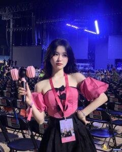 ảnh gái 2k6 thần thái vui vẻ