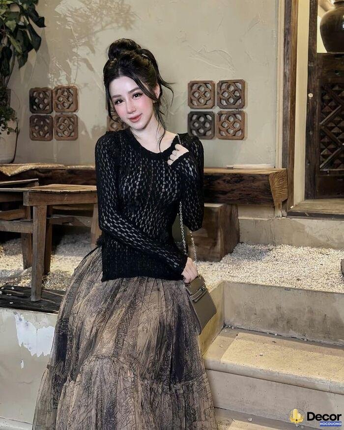 ảnh gái xinh mặc váy lưới nền tối huyền bí