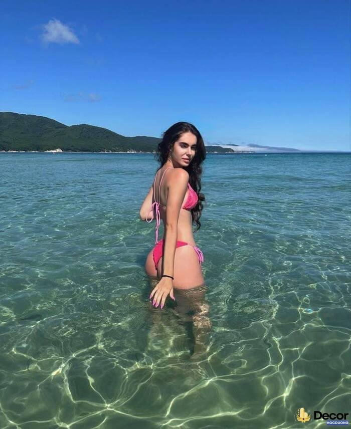 gái xinh bikini tạo dáng cool ngầu