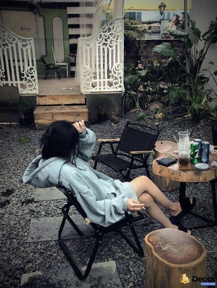 gái xinh che mặt ánh sáng hoàng hôn