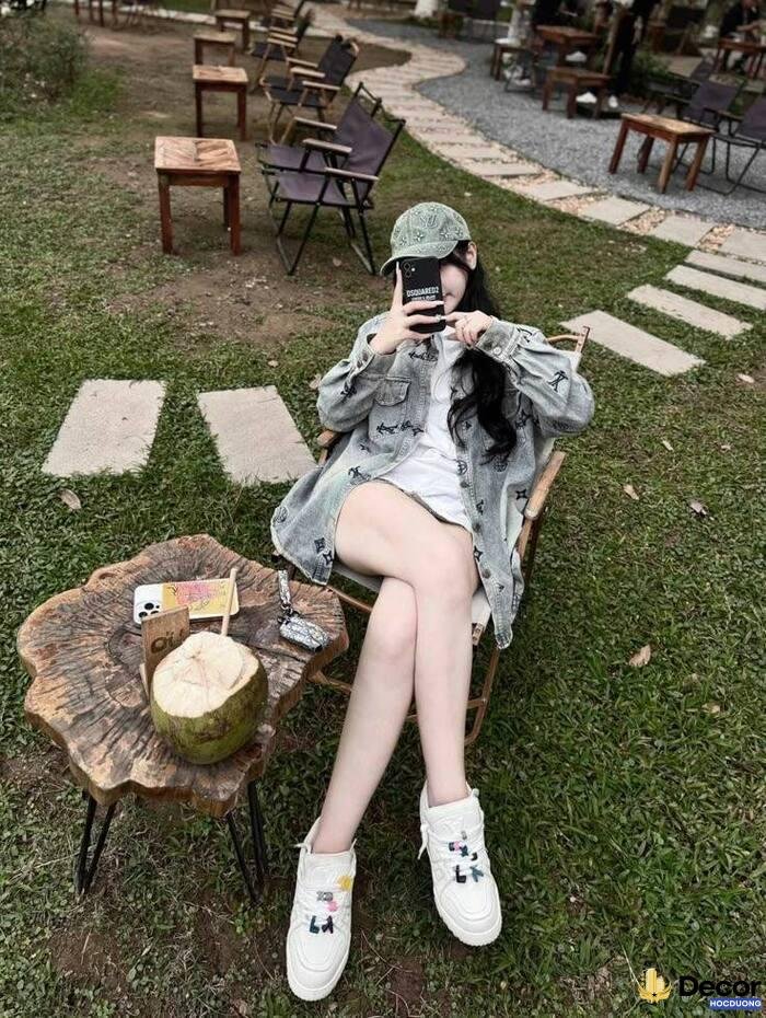 gái xinh che mặt bằng điện thoại