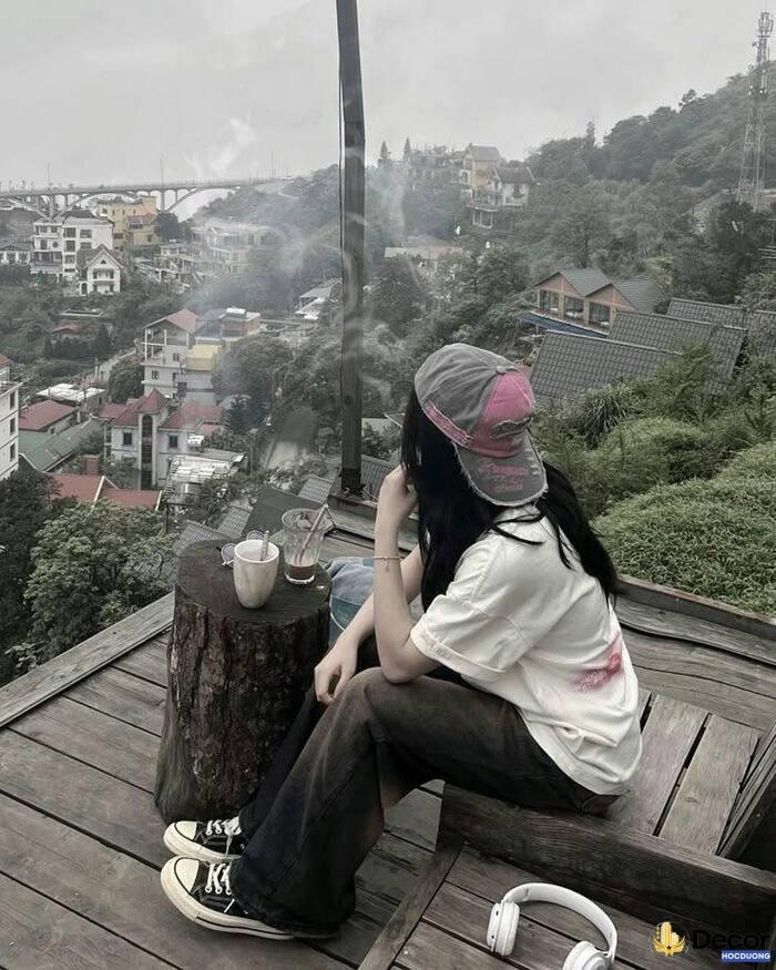 gái xinh che mặt chụp ảnh ngoài trời