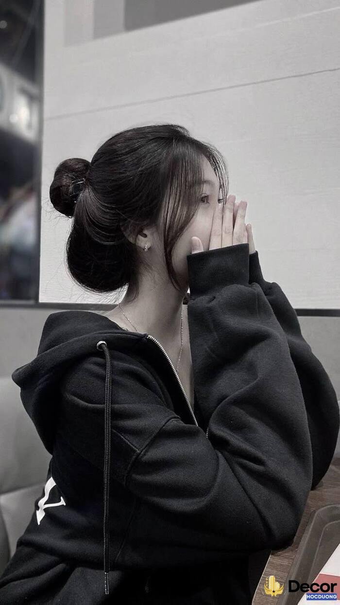 gái xinh che mặt chụp ảnh trong phòng