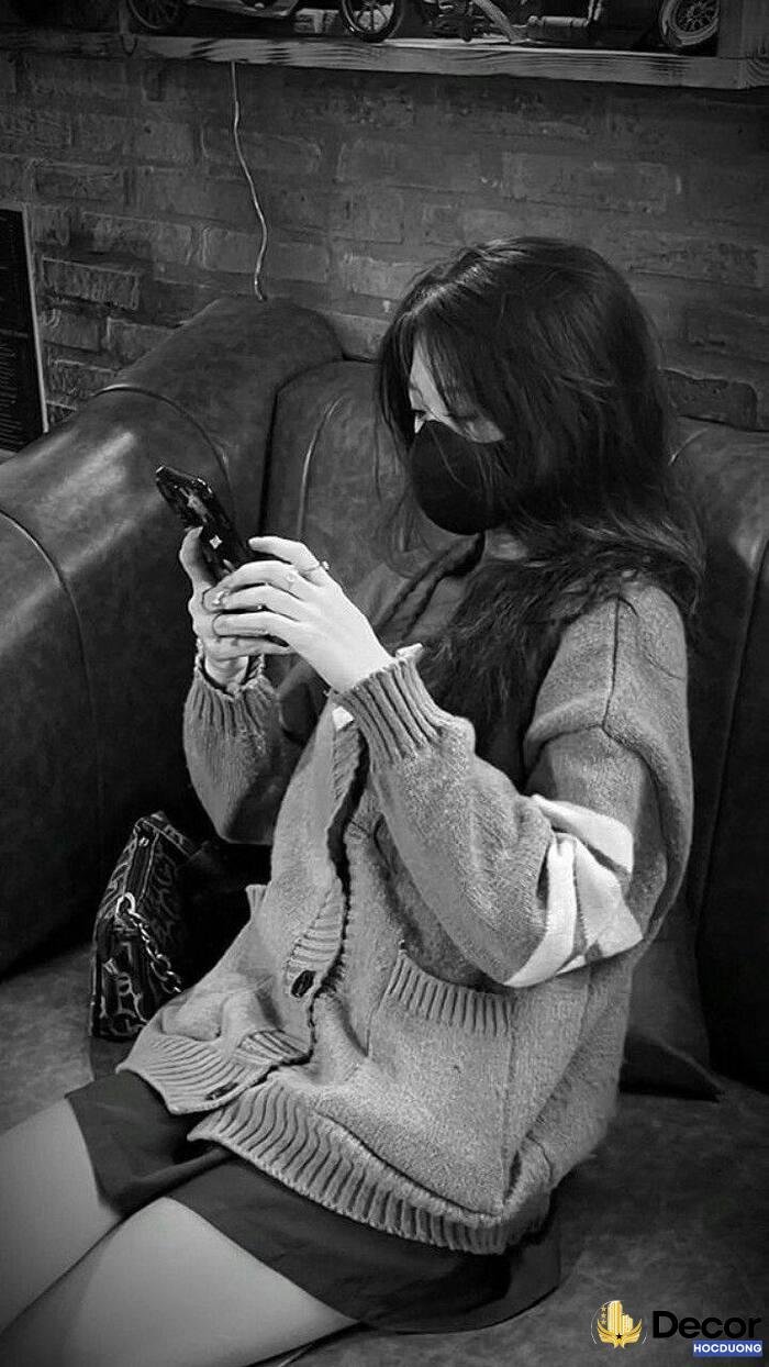 gái xinh che mặt concept buồn nhẹ