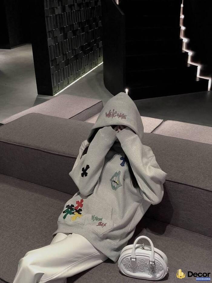 gái xinh che mặt concept cô đơn