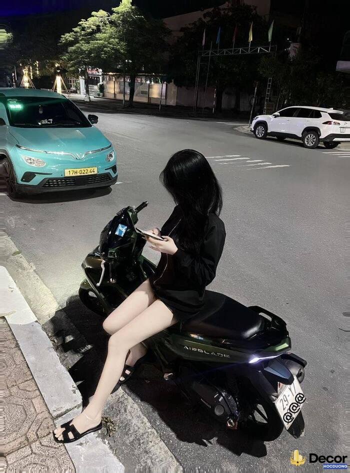 gái xinh che mặt nền trời xanh