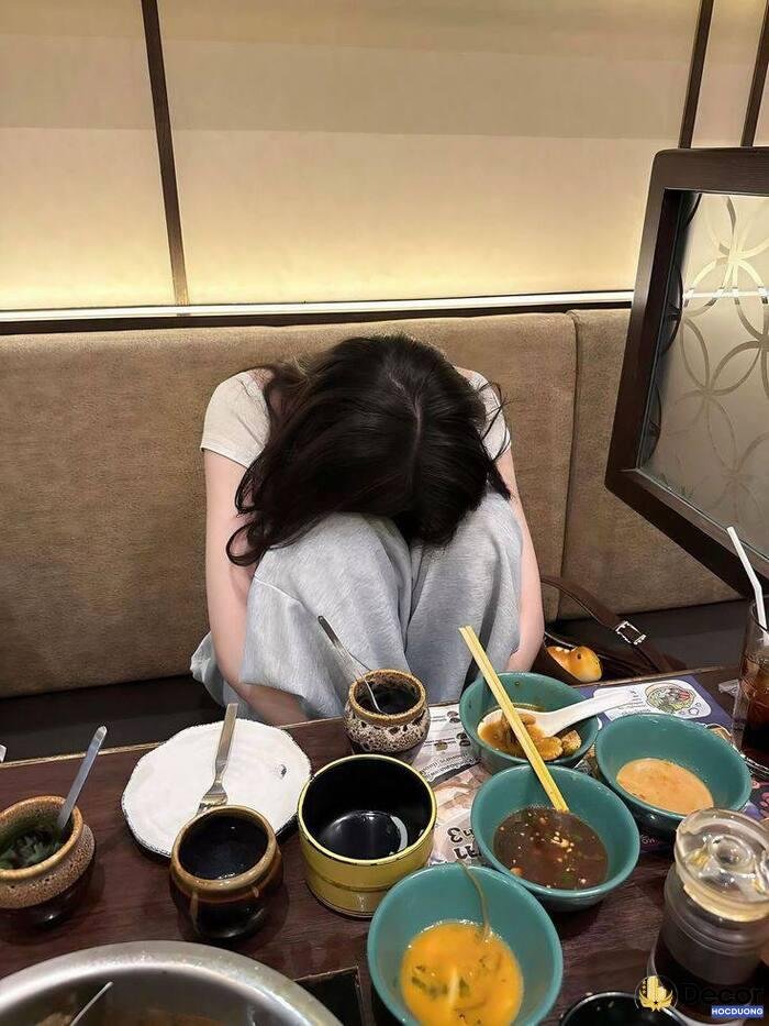 gái xinh che mặt phong cách nhẹ nhàng