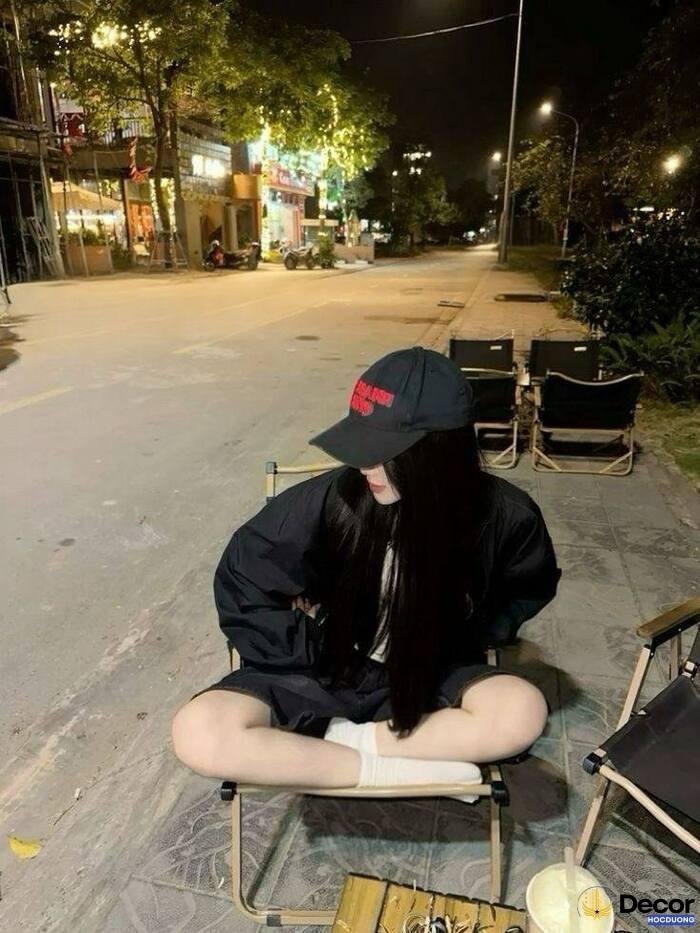 gái xinh che mặt tạo dáng nghệ thuật