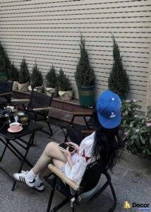 gái xinh che mặt tạo dáng quay lưng