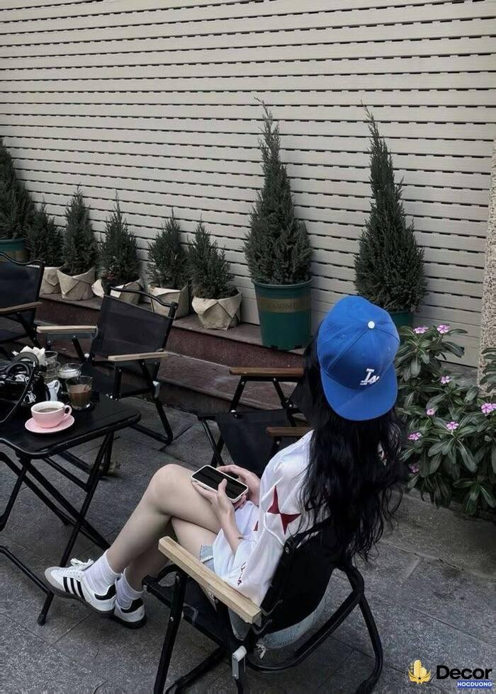 gái xinh che mặt tạo dáng quay lưng