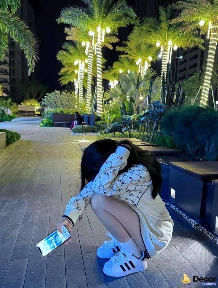 gái xinh che mặt tông màu tối giản