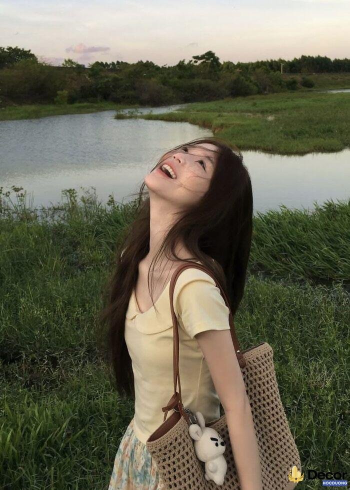 gái xinh cười ánh hoàng hôn