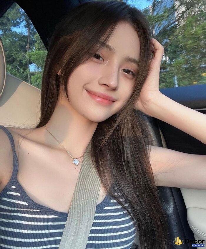 gái xinh cười chụp ảnh ngoài trời