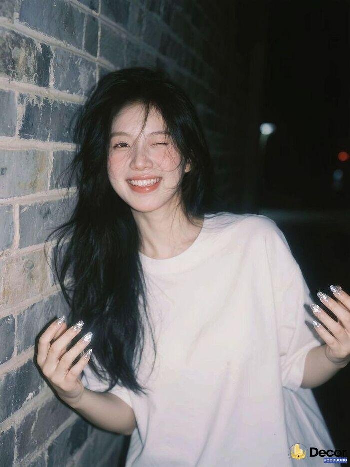 gái xinh cười chụp ảnh street style