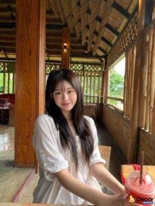 gái xinh cười chụp ảnh trong phòng