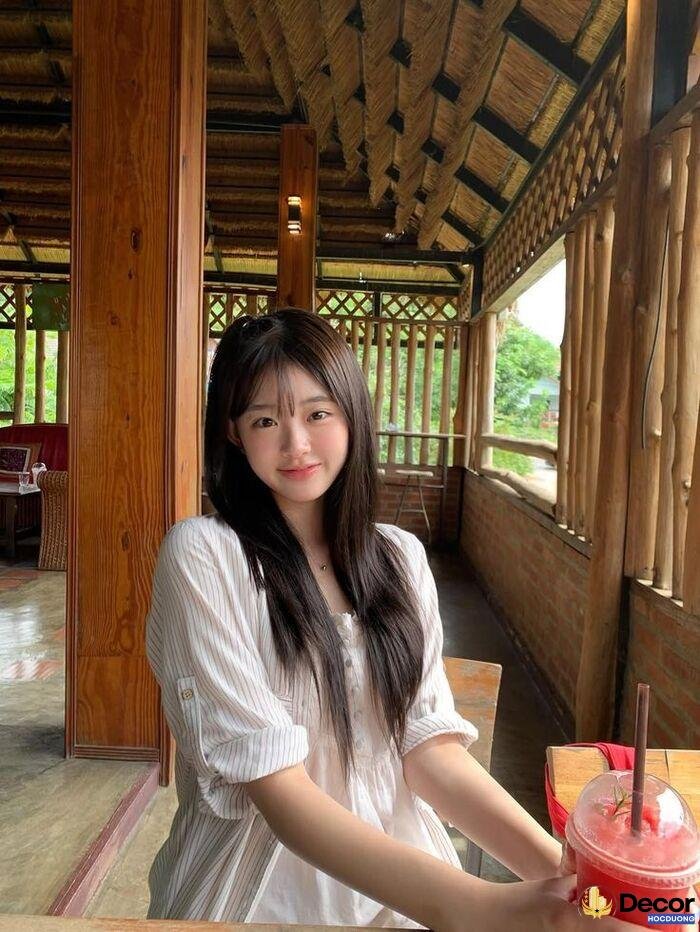 gái xinh cười chụp ảnh trong phòng