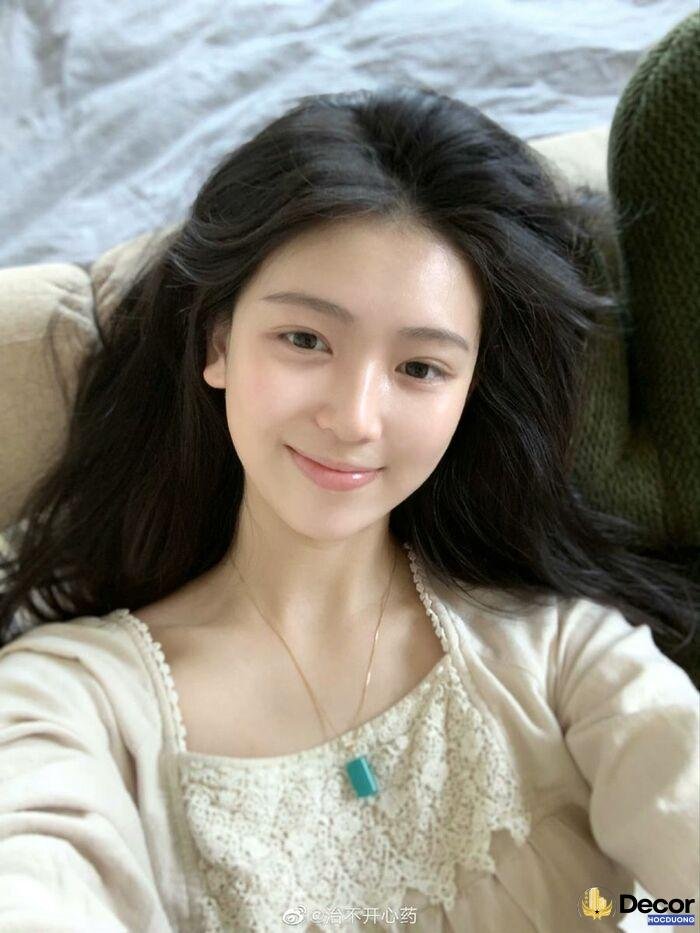 gái xinh cười makeup nhẹ nhàng