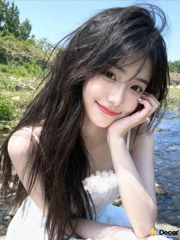 gái xinh cười nền trời xanh