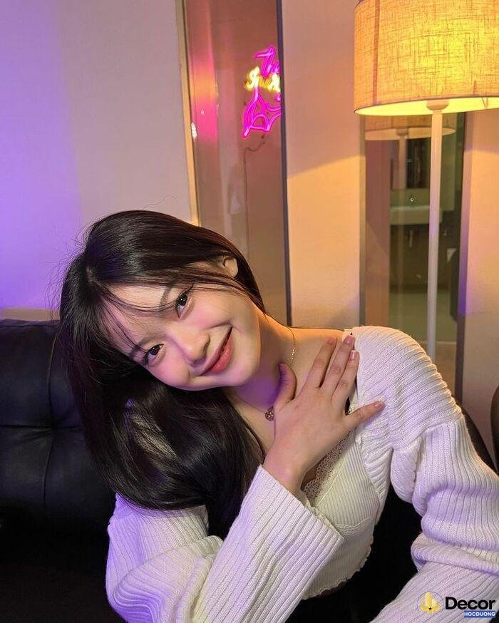 gái xinh cười phong cách học sinh